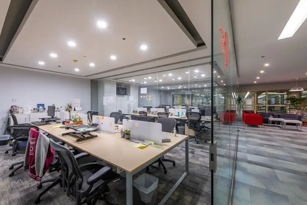 مكاتب مريحة وقابلة للتعديل